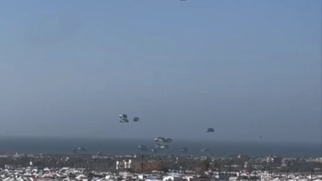 যুক্তরাষ্ট্র এর আগে বিমান থেকে গাজায় মানবিক সহায়তা ফেলেছে।