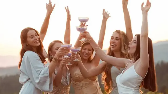 一群女性在聚會