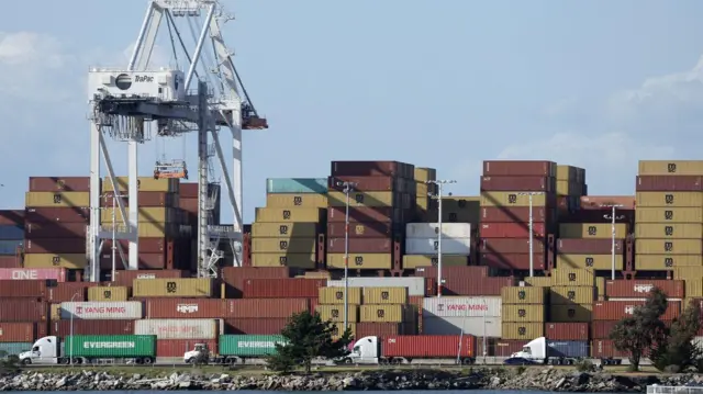 Kamioni čekaju na utovar u luci u Ouklendu, u Kaliforniji