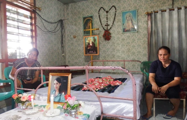Kerabat Maria Yunita, perempuan yang meninggal dunia saat menjalani persalinan di RSUD TC Hillers Maumere pada Rabu (09/04).