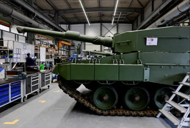 خط إنتاج مستقبلي لشركة راينميتال، تم تصويره خلال زيارة المستشار الألماني أولاف شولتز ووزير الدفاع بوريس بيستوريوس، إلى أونترلوس، ألمانيا، في فبراير/ شباط 2024. 