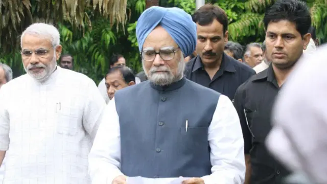 মনমোহন সিংয়ের সঙ্গে গুজরাতের তৎকালীন মুখ্যমন্ত্রী নরেন্দ্র মোদী