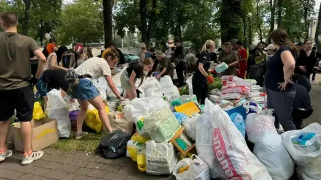 Ыктыярчылар менен карапайым жарандар ооруканага колдон келген жардамын чогулта салышты