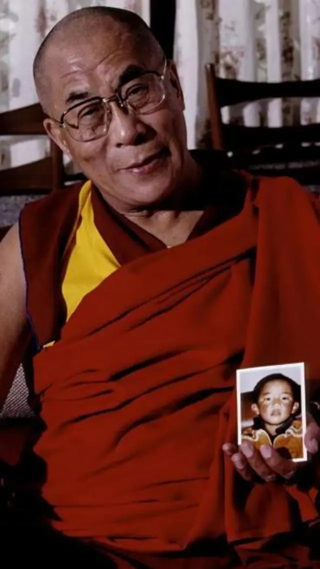 Dalajlama ubrany w charakterystyczne czerwono-żółte szaty