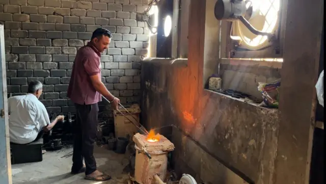 आजचा कारागीर उद्याचा व्यावसायिक या धोरणातून हे गाव आणि चांदीचा व्यवसाय घडत गेला. 