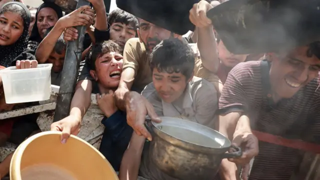 Ebi o daa lara. Ìyàn alagbara balẹ saarin ilu.Ọjọ kejidinlọgbọn oṣu Keje ọdun 2025 leyi, nigba ti awọn Palestine n fi omije gba ounjẹ pẹlu idaamu nla.