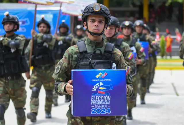 Soldado carrega urna de votação durante parada militar em Caracas