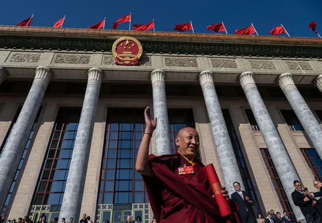 3月11日，在中國北京，一位藏傳佛教僧人手持紅皮書離開在人民大會堂舉行的中國人民政治協商會議（CPPCC）閉幕會。中國一年一度的政治會議包括全國政協會議和全國人民代表大會（NPC），被稱為「兩會」，匯集領導人和立法者，為當年國內經濟和社會發展制定政府議程。