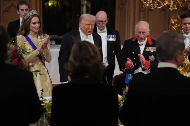 tramp na kraljevskom banketu, kejt midlton tapše trampu