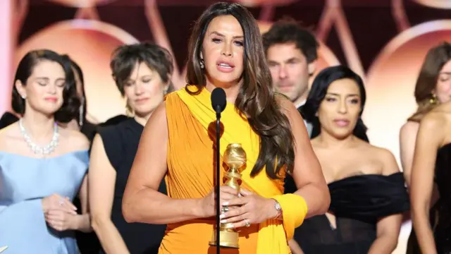 Karla Sofía Gascón con el premio a la mejor película musical o de comedia para "Emilia Pérez", la cinta que protagoniza, y el equipo detrás, en los Globos de Oro 2025, en Los Ángeles, California, Estados Unidos, el 5 de enero de 2025.