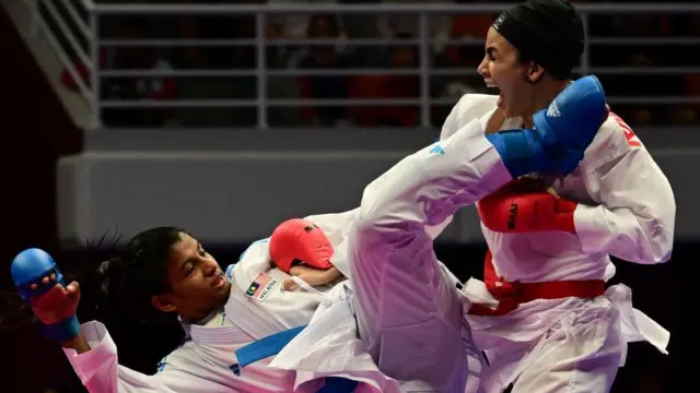 سارا بهمن‌یار (راست) در هانگژو مدال برنز گرفت