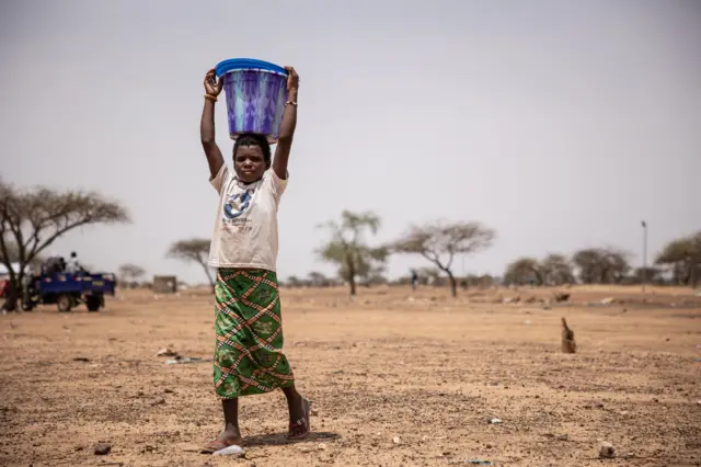 Ọmọde kan n gbe ike si ori.