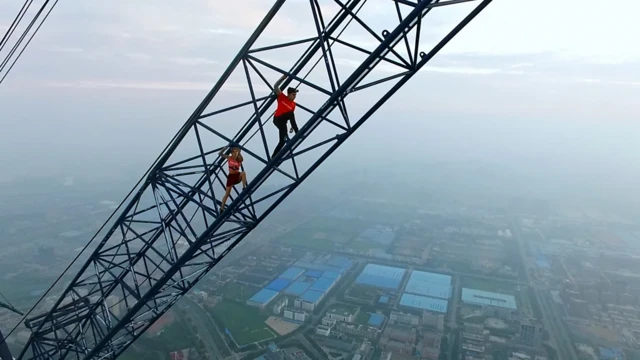 Casal escala no alto de plataforma