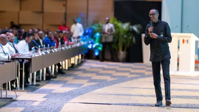 Perezida Paul Kagame arimo ageza ijambo ku banyamuryango ba FPR mu nama i Kigali ku wa gatandatu, ku itariki ya 9 Werurwe (3) mu 2024