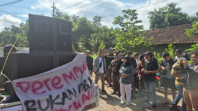 Dalam aksi unjuk rasa, kelompok yang menamakan diri Aspirasi, membentangkan spanduk bertuliskan: Perempuan bukan objek seksual. 