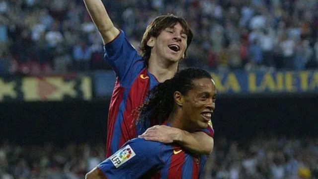 Messi on Ronaldinho's back