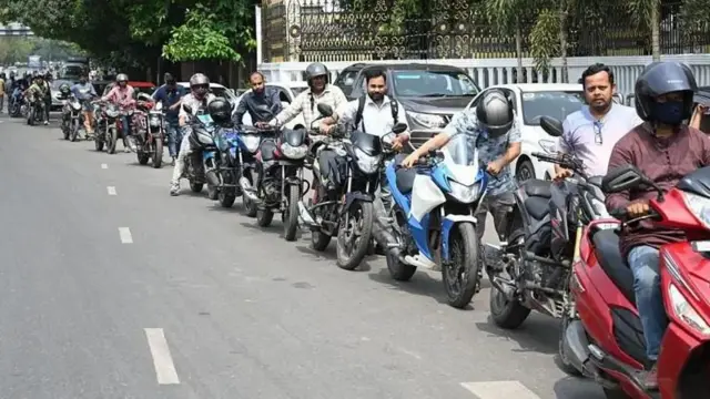 پر لیکه ولاړ موټر سایکلونه