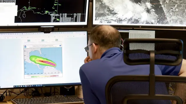 많은 과학자들은 사피르-심슨 척도가 허리케인을 분류하는 최선의 방법인지 의문을 제기하고 있다 