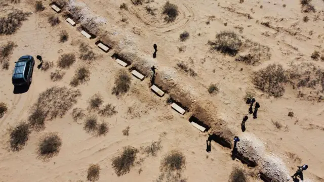 Túmulos desenterrados de uma vala comum no México