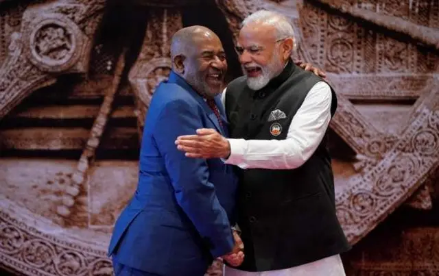 આફ્રિકન યુનિયનના ચેરપર્સન અઝાલી અસોમનીનું સ્વાગત કરતાં વડા પ્રધાન મોદી