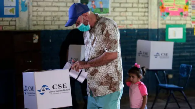Un hombre emite su voto durante las elecciones generales, en un centro de votación en Managua el 7 de noviembre de 2021. (Foto de Oswaldo RIVAS / AFP) (Foto de OSWALDO RIVAS/AFP vía Getty Images)