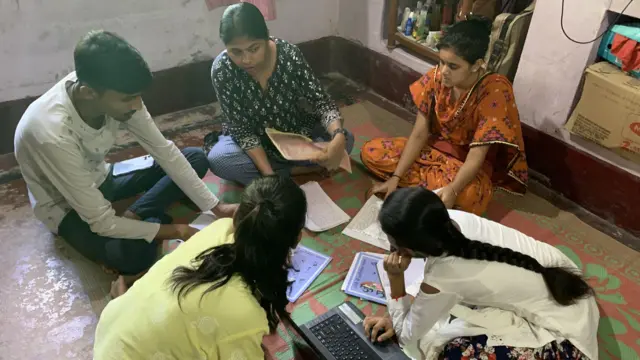 पढ़ाई करते बच्चे