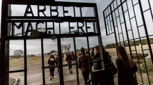 Заксенхаузен лагеринин кире беришинде "Эмгек бошотот" деп жазылган