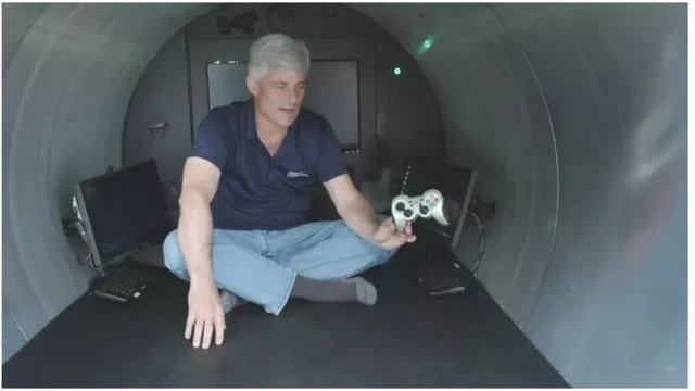 সাবমার্সিবলের ভেতরে স্টকটন রাশ