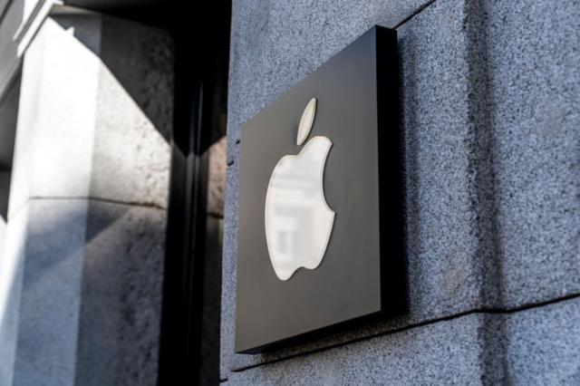 El logo de Apple afuera de su tienda de Madrid