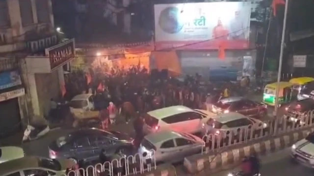 लखनऊ में सड़क पर बजे अश्लील गाने