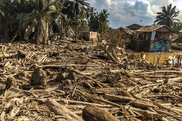 Banjir yang disertai gelondong kayu besar menghantam wilayah Aceh pada 26 November tahun lalu.