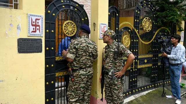 संदीप घोष के घर पर जांच के लिए सीबीआई की टीम पहुंची थी