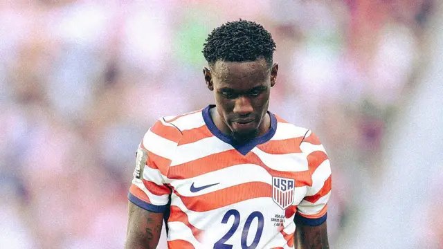 El jugador Folarin Balogun, con su camiseta del equipo nacional de Estados Unidos con el número 20.