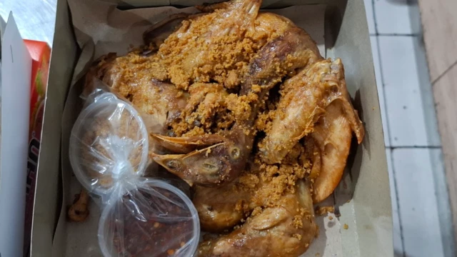 Ayam Goreng Widuran, non-halal, kremes