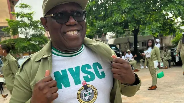 Aworan Kenny Ogungbe ninu aṣọ agunbanirọ