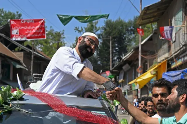 কুলগামে ভোটের প্রচারে ব্যস্ত জামায়াত-সমর্থিত প্রার্থী সায়ার আহমেদ রাশি