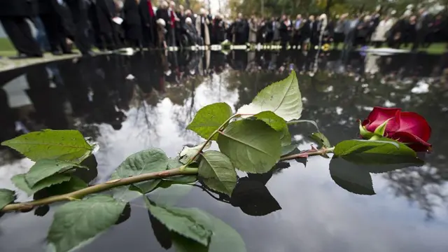 Una rosa yace en el monumento en memoria del medio millón de gitanos y sintis asesinados por los nazis durante la Segunda Guerra Mundial 