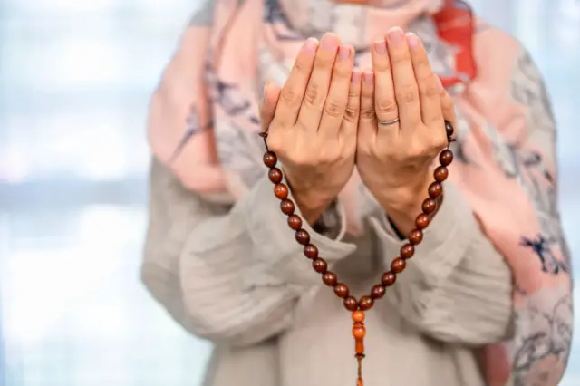 ਦੁਆ ਕਰਦੀ ਹੋਈ ਬੀਬੀ ਜਿਸ ਦਾ ਚਿਹਰਾ ਨਜ਼ਰ ਨਹੀਂ ਆ ਰਿਹਾ