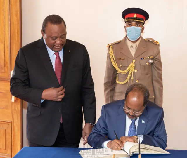 Madaxweyne Xasan Sheekh (midig) iyo dhiggiisa Kenya Uhuru Kenyatta oo heshiis kala saxiixanaya