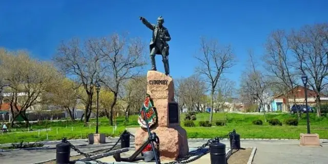 Пам'ятник Суворову, який стояв у Очакові. На ньому зображений поранений полководець під час битви на Кінбурнській косі