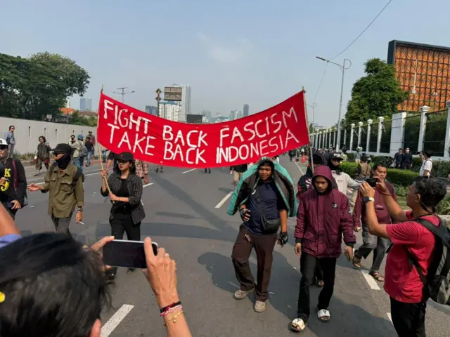 Aksi unjuk rasa yang diawali oleh Aliansi Masyarakat Pati Bersatu (AMPB) di depan Gedung DPR/MPR, Jakarta, Kamis (27/08). Kemudian, ada para pemuda yang turut beraksi usai AMPB menarik diri.