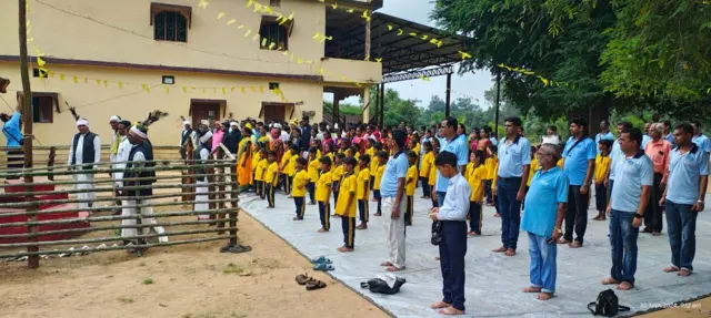  ग्राम सभांना त्यांची भाषा सोडायला लावणे हे भाषिक आणि सांस्कृतिकदृष्ट्या, स्वशासनाच्या हक्काचे उल्लंघन आहे.