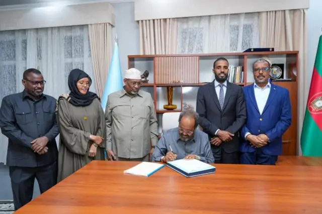 ፕረዚደንት ሶማልያ ኣብ ምጽዳቕ ምምሕያጽ ቅዋም