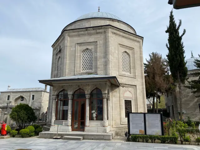 İstanbuldakı Süleymaniyyə məscidində Haseki Hürrəm Sultanın türbəsi.
