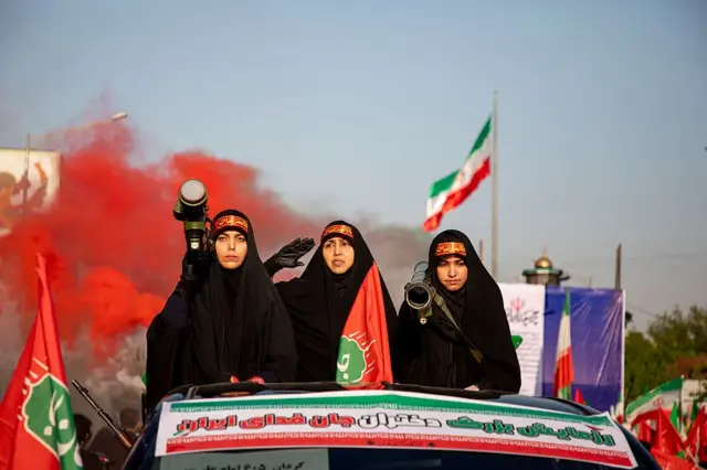 عکسی از برگزاری برنامه‌های خیابانی با عنوان «رزمایش بزرگ دختران جان‌فدای ایران»