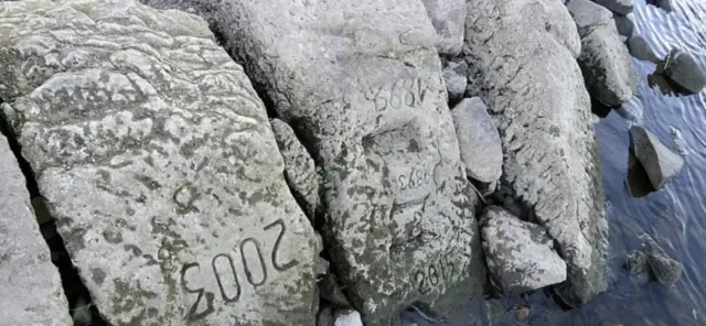 Tahun 1893, 1899, 2003, 2015 terukur di batu ini. 