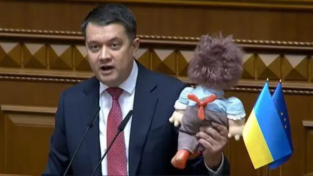 Колишній спікер Ради Дмитро Разумков, який тепер перейшов в опозицію, вийшов на трибуну з лялькою Карлсона. На "плівках НАБУ" Міндича називали "Карлсоном"