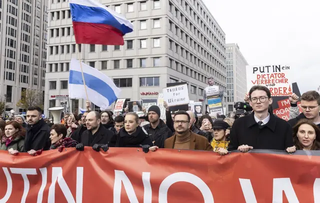 Освобожденные в результате обмена Владимир Кара-Мурза, Илья Яшин и Кевин Лик вместе с другими оппозиционными политиками на антивоенном марше в Берлине, ноябрь 2024 г.