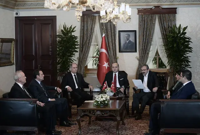 Çözüm süreci kapsamında, 28 Şubat 2015'te İstanbul, Dolmabahçe'deki Başbakanlık konutunda bir araya gelen hükümet ve HDP temsilcileri. Karede dönemin HDP İstanbul Milletvekili Sırrı Süreyya Önder, Başbakan Yardımcısı Yalçın Akdoğan, İçişleri Bakanı Efkan Ala, HDP temsilcisi İdris Baluken, HDP temsilcisi Pervin Buldan görülüyor.