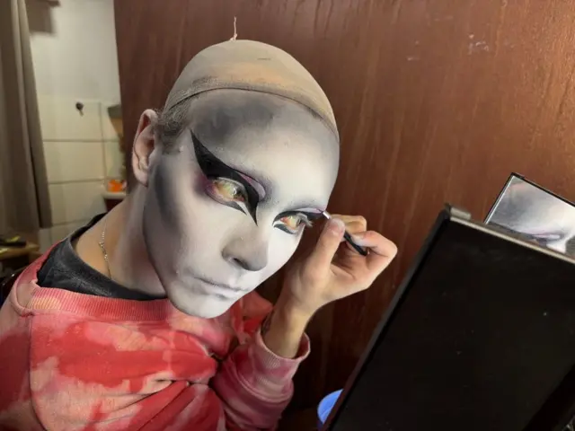 Vanet se šminka za nastup